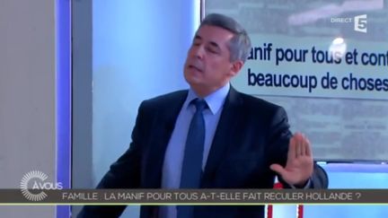 Henri Guaino quitte le plateau de "C à Vous", sur France 5, en plein direct, le 3 février 2014. (FRANCE 5)