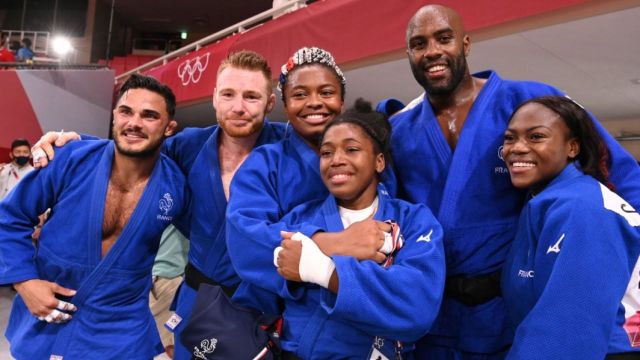 Au pays du judo et face au Japon, l'équipe de France s'offre la médaille d'or olympique. Portés par un Teddy Riner revanchard, les Bleus n'ont pas trembler lors de la finale de l'épreuve mixte. Laurent Bellet vous propose de revenir sur les différents combats des Français.