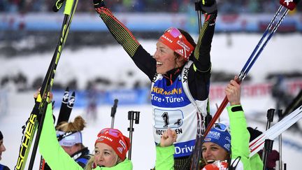 Laura Dahlmeier et le relais allemand peut exulter à l'arrivée du 4 x 6km.  (FRANCK FIFE / AFP)