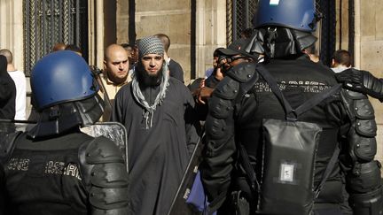 Manifestation &agrave; la Place de la Concorde &agrave; Paris d'une centaines de salafistes et de jeunes musulmans de France contre le film qui fustige le proph&egrave;te Mohamed, le 15 septembre 2012. (BENOIT TESSIER / REUTERS)