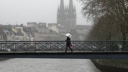 Un habitant emprunte une passerelle au-dessus de l'Odet, à Quimper (Finistère), le 21 janvier 2018. (MAXPPP)