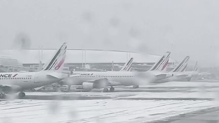 La circulation routière n’est pas la seule à être perturbée. Ce jeudi 21 novembre au soir, de nombreux avions sont bloqués au sol à l'aéroport de Roissy-Charles de Gaulle. Dans le Sud-Ouest, le trafic des TER, notamment, a été interrompu.