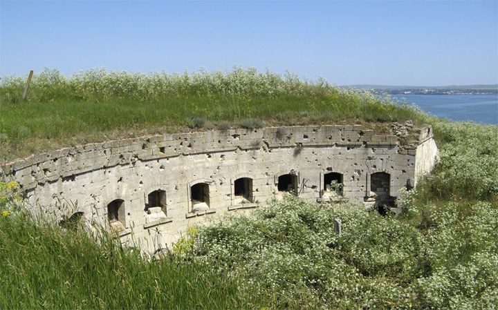 Forteresse construite entre 1877 et 1878, à 4 kilomètres au sud de la ville de Kertch, pour la défense du détroit entre la mer Noire et la mer d'Azov (Crimeamap.ru)