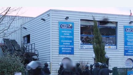 L'imprimerie CDT de Dammartin-en-Go&euml;le (Seine-et-Marne), lors de l'assaut du GIGN contre les fr&egrave;res Kouachi, le 9 janvier 2015.&nbsp; ( SIPA)