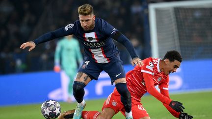 Sergio Ramos au duel avec Jamal Musiala lors du huitième de finale aller de Ligue des champions entre le PSG et le Bayern Munich au Parc des Princes, le 14 février 2023. (FRANCK FIFE / AFP)