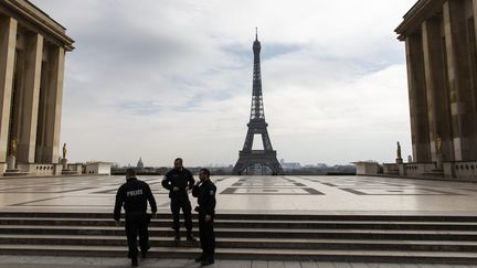 L'esplanade du Trocadéro, désertée en dehors d'une patrouille de police, le 17 mars 2020.&nbsp; (ALEXIS SCIARD / MAXPPP)