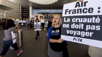 Des militants de l'ONG Peta protestent contre la politique d'Air France de transport de singes de laboratoire, le 28 avril 2014, &agrave; l'a&eacute;roport de Los Angeles (Etats-Unis). (MAXPPP)