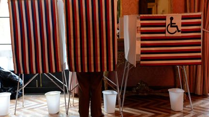 J-15 Des citoyens fran&ccedil;ais votent au consulat de France &agrave; New York (Etats-Unis), le 21 avril 2012. (EMMANUEL DUNAND / AFP)