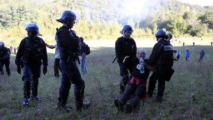 Des gendarmes emm&egrave;nent un opposant au projet de barrage de Sivens, le 1er septembre 2014, au premier jour des travaux, &agrave; Lisle-sur-Tarn (Tarn). (MAXPPP)