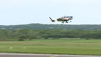 Je donne : un tour en avion au-dessus de Versailles et Paris à des enfants malades