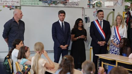 Le Premier ministre démissionnaire Gabriel Attal dans une école d'Issy-les-Moulineaux (Hauts-de-Seine) pour la rentrée scolaire, le 2 septembre 2024. (THIBAUD MORITZ / AFP)