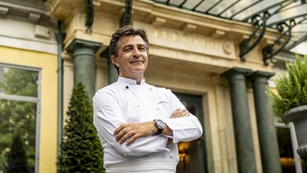 Chef multi-étoilé, Yannick Alleno continue de cuisiner avec un esprit d'ouverture et de découverte qui le pousse a créér chaque jour. Il est reconnu comme l'inventeur des sauces modernes. (SIMON DETRAZ / PAVILLON LEDOYEN)