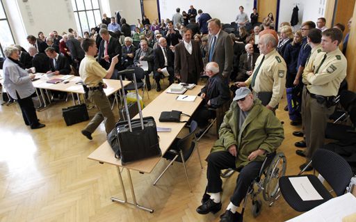 John Demjanjuk (en chaise roulante) au tribunal de Munich le 13 avril 2011 (REUTERS - Sebastian Widmann - Pool)