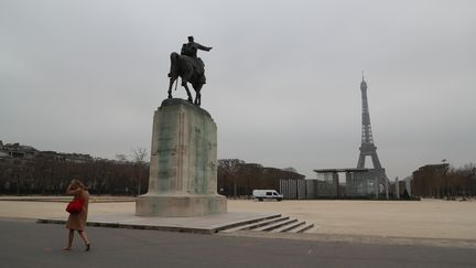 Le Champs de Mars à Paris déserté, le 20 mars 2020. (LUDOVIC MARIN / AFP)