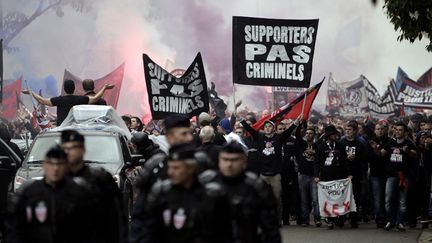 &nbsp; (Entre 800 et 1200 supporters de foot ont répondu samedi à l'appel de ceux du virage sud du stade  Gerland © Maxppp)