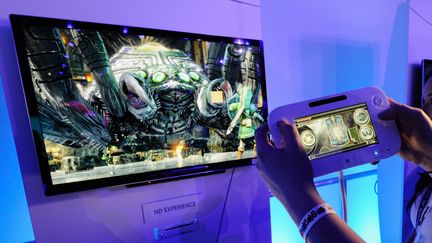 La Wii U, nouvelle console de jeu de Nintendo, en d&eacute;monstration au E3 de&nbsp;Los Angeles&nbsp;(Californie,&nbsp;Etats-Unis), le 7 juin 2011. (KEVORK DJANSEZIAN / GETTY IMAGES NORTH AMERICA / AFP)