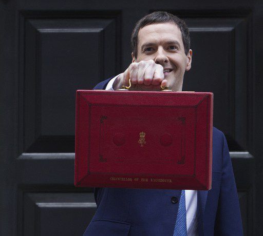 Le chancelier de l'Echiquier, George Osborne, pose avec la «Budget Box», la boîte contenant le budget, le 16 mars 2016 à Londres.

 (AFP - Justin Tallis)