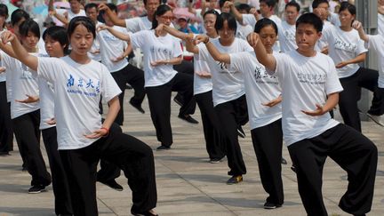 Des étudiants pratiquent le tai-chi à Qinngdao (Chine). (WU HONG / EPA)