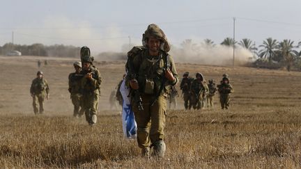 Des soldats isra&eacute;liens revenant d'une op&eacute;ration men&eacute;e &agrave; Gaza, le 30 juillet 2014. (BAZ RATNER / REUTERS)