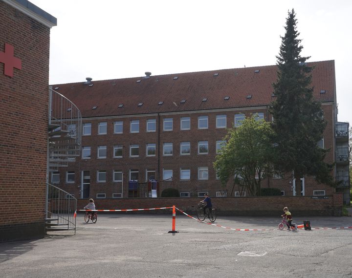 Des enfants font du vélo dans le parking du centre de retour d'Avnstrup, au Danemark, le 30 avril 2024. (MARIE-VIOLETTE BERNARD / FRANCEINFO)