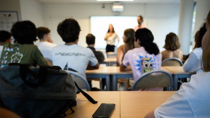 Des élèves écoutent leur professeur dans une salle de classe. Image d'illustration. (JEFF PACHOUD / AFP)