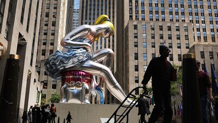 La "Seated Ballerina" ("Danseuse assise") de Jeff Koons au coeur de Manhattan.
 (SPENCER PLATT / GETTY IMAGES NORTH AMERICA / AFP)