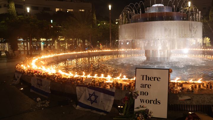 La fontaine au centre de la place Dizengoff, à Tel-Aviv, le 18 octobre 2023. (AHMAD GHARABLI / AFP)