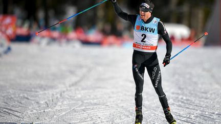 Dario Cologna célébrant une victoire en 15km. (FABRICE COFFRINI / AFP)