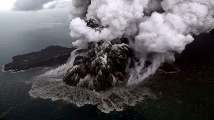 Photo aérienne&nbsp;prise le 23 décembre 2018 de&nbsp;l'Anak Krakatoa en éruption, dans le détroit&nbsp;de la Sonde, en Indonésie, entre Sumatra et Java. (NURUL HIDAYAT / BISNIS INDONESIA)