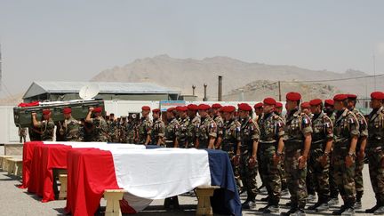 Les cercueils des victimes françaises de l'embuscade d'Uzbin rassemblés pour un hommage en Afghanistan avant leur rapatriement, le 20 août 2008 (BRUNO BESSON / MAXPPP)