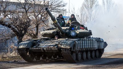 Un tank de l'arm&eacute;e ukrainienne pr&egrave;s de la ville de Debaltseve, dans la r&eacute;gion de Donetsk, le 13 f&eacute;vrier 2015. (VOLODYMYR SHUVAYEV / AFP)