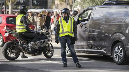 Des motards en gilets jaunes défilent dans les rues de Narbonne (Aude), le 9 novembre 2018. (IDRISS BIGOU-GILLES / HANS LUCAS / AFP)