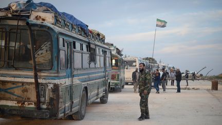 Des cars transportant des habitants évacués de la ville de Douma (Syrie) arrivent à Alep, le 13 avril 2018. (HUSEYIN NASIR / ANADOLU AGENCY / AFP)