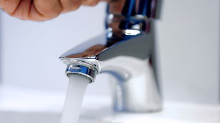 Une personne ouvre un robinet d'eau potable &agrave; Lille le 27 mai 2013. AFP (PHILIPPE HUGUEN / AFP)