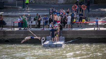 JO de Paris 2024 : comment la qualité de l'eau de la Seine a perturbé le triathlon depuis un an