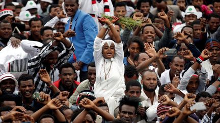 Comme chaque année, des dizaines de milliers de membres de l'ethnie oromo se sont rassemblés le 1er octobre à Bishoftu, à 50 km au sud-est d'Addis Abeba, pour célébrer la fin de la saison des pluies. Contrairement aux années précédentes, la police n'est pas intervenue lorsque les participants ont exprimé leur colère envers le gouvernement tenu par les Tigréens du nord du pays, qu'ils accusent de marginaliser les Oromos. (AFP/ Tiksa Negeri)