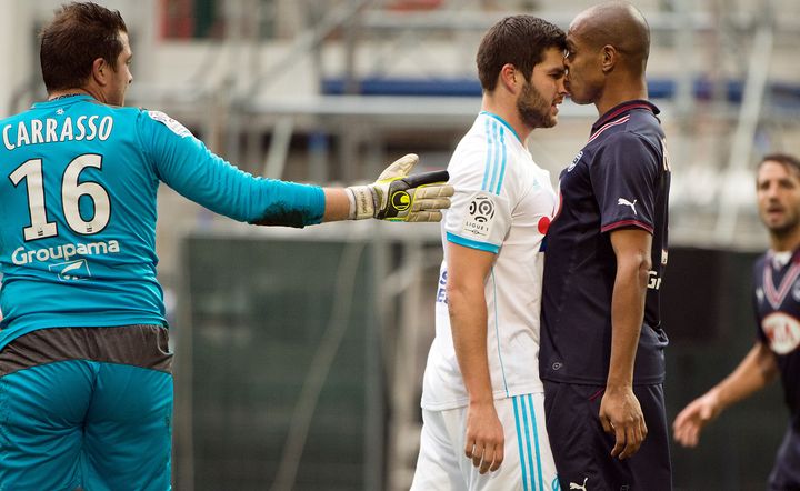 Embrassades de fin d'ann&eacute;e entre le Bordelais Carlos Henrique&nbsp;et le Marseillais Andr&eacute;-Pierre Gignac. (BERTRAND LANGLOIS / AFP)