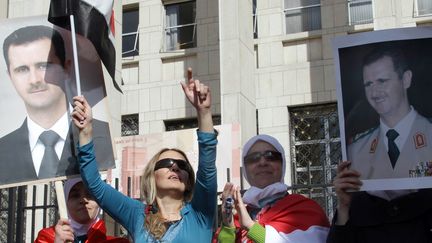 Les partisans du r&eacute;gime de Bachar Al-Assad manifestent leur col&egrave;re dimanche 13 novembre en Syrie contre la suspension de leur pays par la Ligue arabe. (LOUAI BESHARA / AFP)