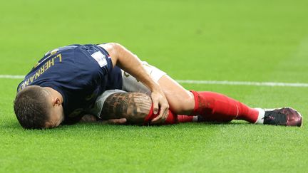 L'arrière gauche des Bleus, Lucas Hernandez, s'est blessé au genou droit contre l'Australie, à l'occasion de la première journée de la phase de poules de la Coupe du monde, le 23 novembre 2022 à Al Wakrah (Qatar). (JEAN CATUFFE / AFP)