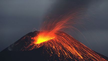 Son nom signifie «Mont silencieux» mais c’est une blague. Sans doute le goût pour l’euphémisme des populations locales. Car le Krakatoa – qui fait partie de la ceinture de feu du Pacifique – est un volcan gris de type explosif très bruyant. Son éruption cataclysmique de 1883 a engendré une détonation effroyable, perceptible jusqu’à Alice Springs dans le centre de l’Australie et à l’île Rodrigues dans le sud-ouest de l’océan Indien, situés à 3.500 et 4.800 km du cratère ! Les poussières de l’explosion ont aussi fait le tour du monde provoquant des couchers de soleil flamboyants, qui ont inspiré des artistes comme Edvard Munch avec «Le Cri» en 1893, et un éclat inhabituel de la Lune visible de toute la planète.
  (PHILIPPE CROCHET / AFP)