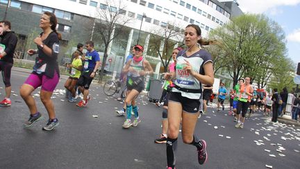 Les participants au Marathon de Paris passent devant la Maison de la Radio, le 12 avril 2015. (CITIZENSIDE/GIUSEPPE AMOS / CITIZENSIDE)