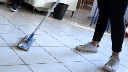 Une employée à domicile lave le sol. Photo d'illustration. (PHILIPPE NEU / MAXPPP)