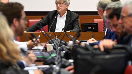 Eric Coquerel, président de la commission des Finances à l'Assemblée nationale, préside la réunion de la commission pour discuter du projet de loi sur le budget 2025 (PLF) à l'Assemblée nationale, le 16 octobre 2024. (BERTRAND GUAY / AFP)