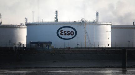 Le site d'Esso-ExxonMobil de&nbsp;Port-Jérôme à Notre-Dame-de-Gravenchon, près du Havre (Seine-Maritime). (LOU BENOIST / AFP)