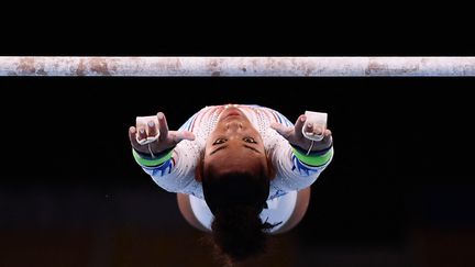 La Française Mélanie de Jesus Dos Santos lors de l'épreuve des barres asymétriques lors de la finale du concours général de gymnastique, le 27 août 2021 à Tokyo. (LOIC VENANCE / AFP)