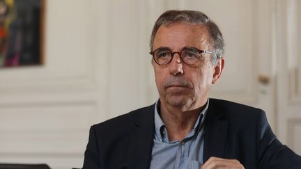 Pierre Hurmic, maire de Bordeaux, dans son bureau de l'hôtel de ville, le 9 juin 2022. (FABIEN COTTEREAU / MAXPPP)