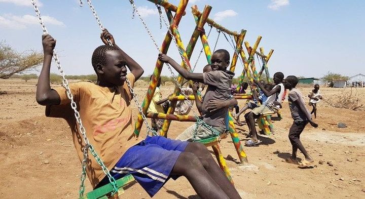 Des balançoires, conçues sur Minecraft, dans un village de&nbsp;Kalobeyei, au nord du Kenya (ONU-Habitat)