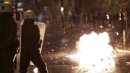 Des heurts ont éclaté mardi soir, dans la capitale grecque, entre les policiers et des manifestants encagoulés à l'occasion du huitième anniversaire de la mort d'un adolescent tué par la police.