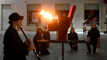 Musiciens et acteurs dans les rues de Besançon dans une cérémonie visant à dénoncer les conséquences de la pandémie et des restrictions sur le monde du spectacle, le 3 avril (SEBASTIEN BOZON / AFP)