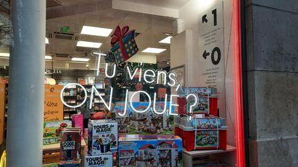 REPORTAGE. Les promotions font venir les clients a quelques semaines de Noel les magasins de jouets tentent de concurrencer internet et le Black Friday